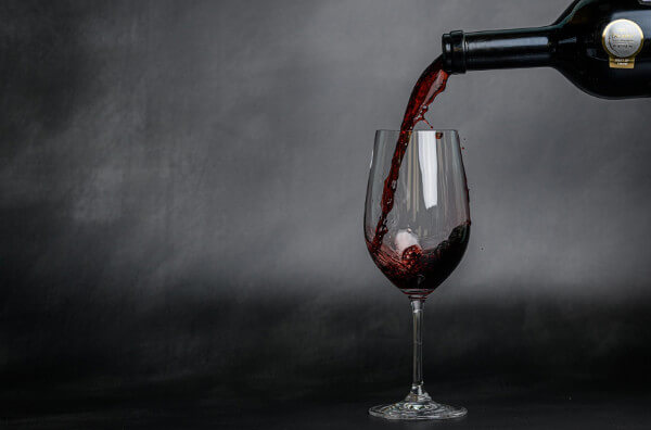 Наливання вина у келих