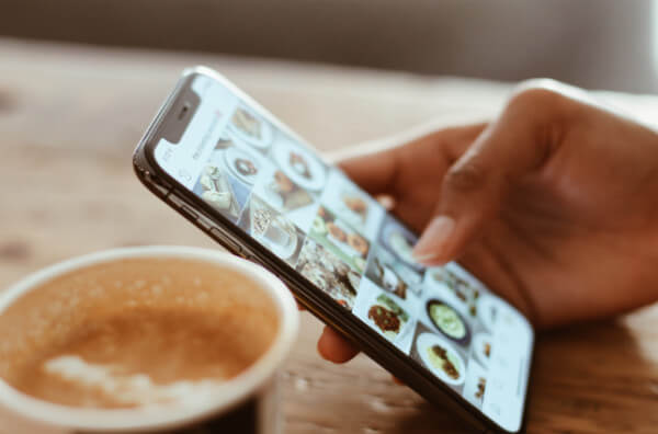 Телефон із фотографіями їжі