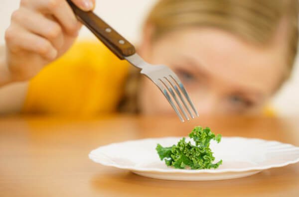Один листок салату на тарілці