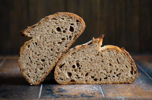 Половинки цільнозернового хліба