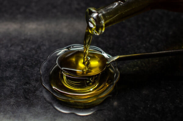 Ложка оливкової олії