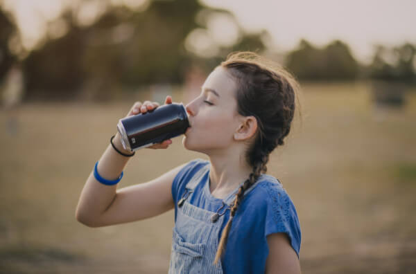 Дівчинка п'є солодку воду