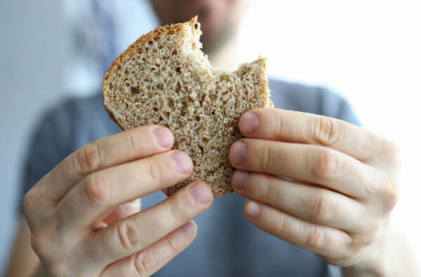 Шматок хліба у руках