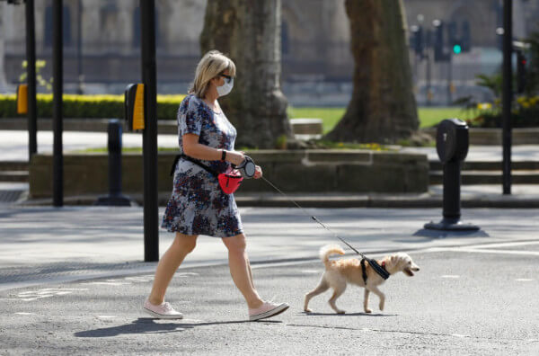 Жінка гуляє з собакою