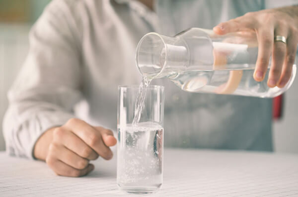 Наливання води у склянку