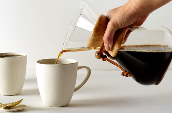 Наливання кави у горнятко