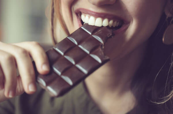 Жінка їсть шоколад