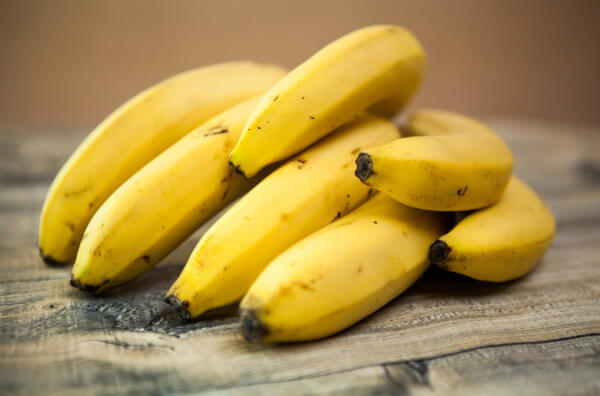 Банани на столі