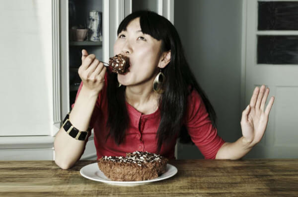 Жінка їсть торт