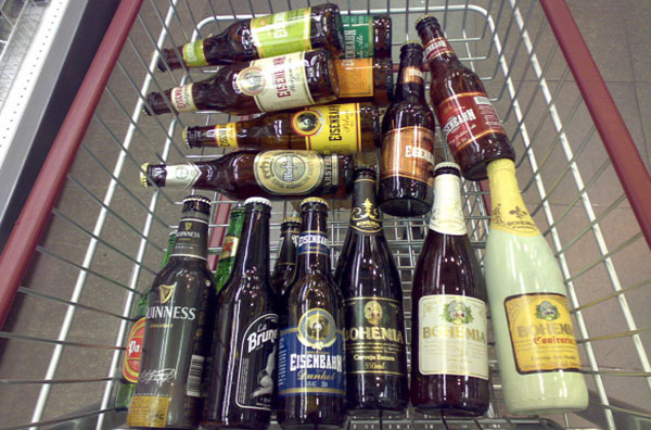 Алкогольні напої у продуктовому візку