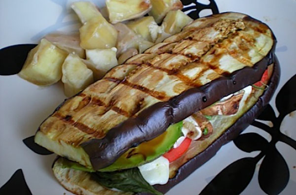 Сендвіч із баклажанів на грилі