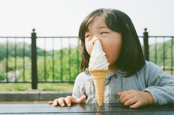 Дитина з морозивом