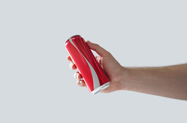 Банка Coca-Cola у руці