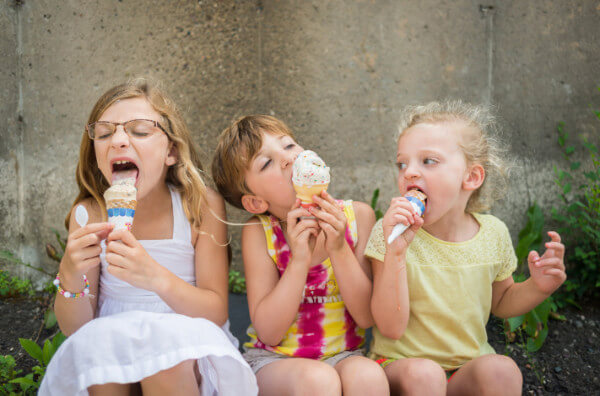 Діти їдять морозиво