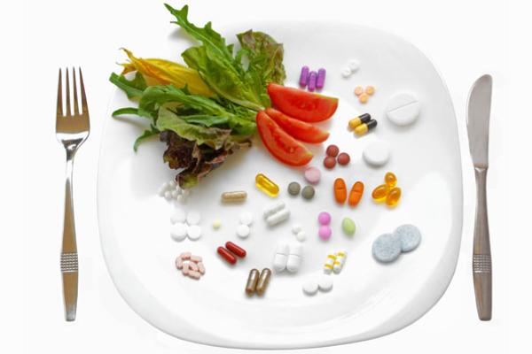 Їжа та ліки на тарілці