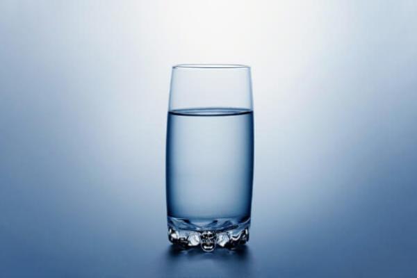 Скільки води потрібно пити у спеку