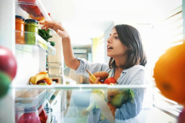Холодильник забитий овочами, фруктами та смузі
