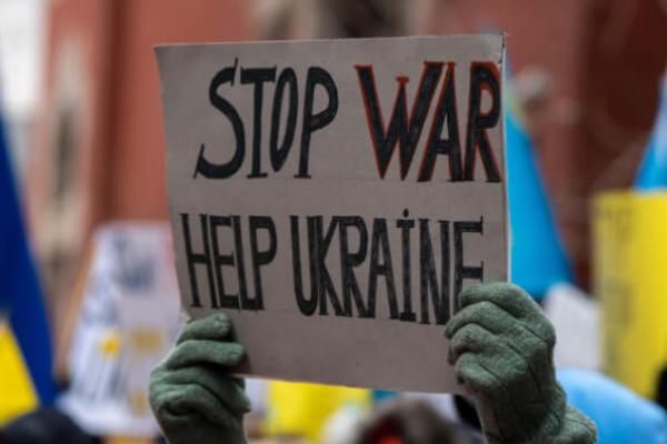 Гасло "Stop war help Ukraine" на мітингу