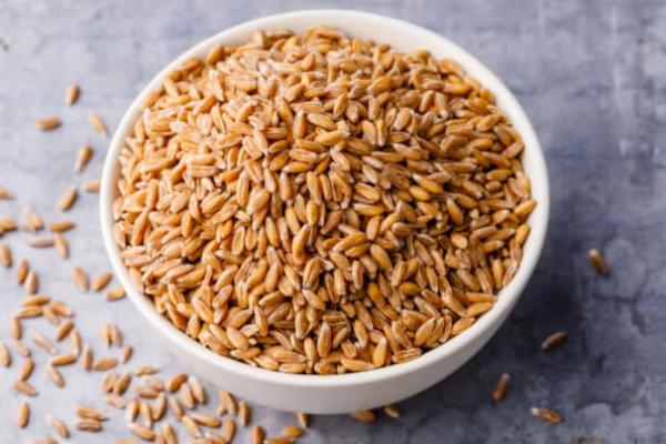 Миска з зерном пшениці