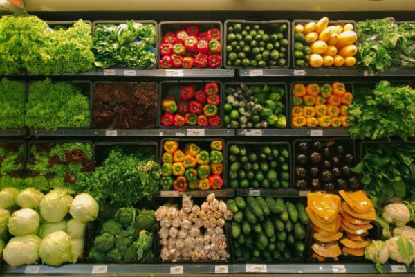 Овочі на полицях у супермаркеті