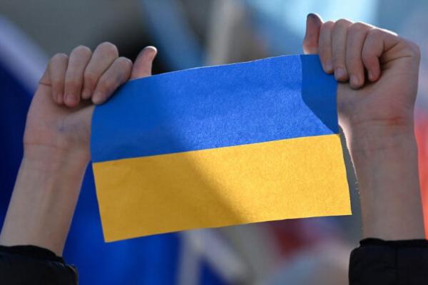Український прапор у руках