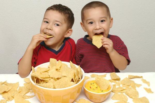 Діти їдять чіпси