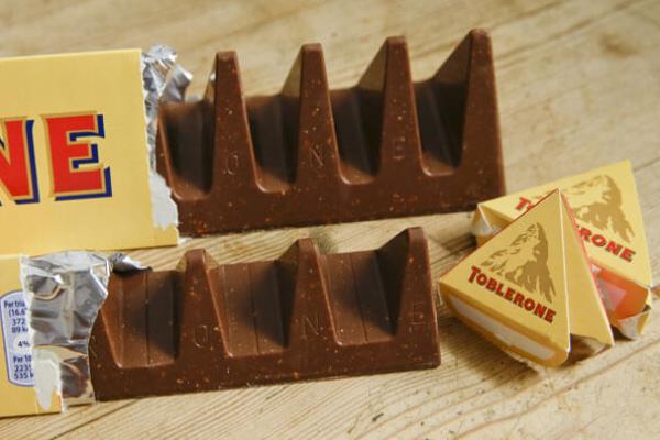 Нова і стара форма шоколаду Toblerone