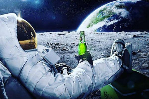 Астронавт з пивом