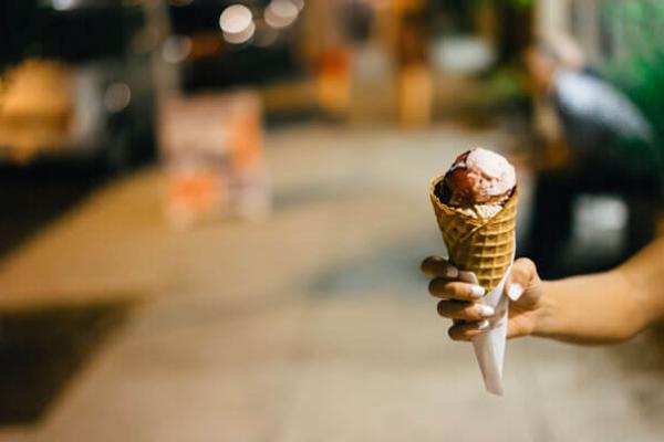Морозиво у руці