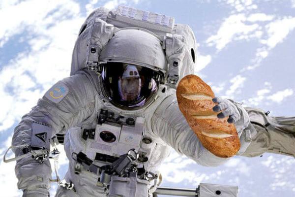 Космонавт з хлібом