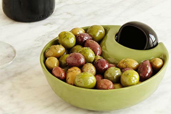 Тарілка з оливками