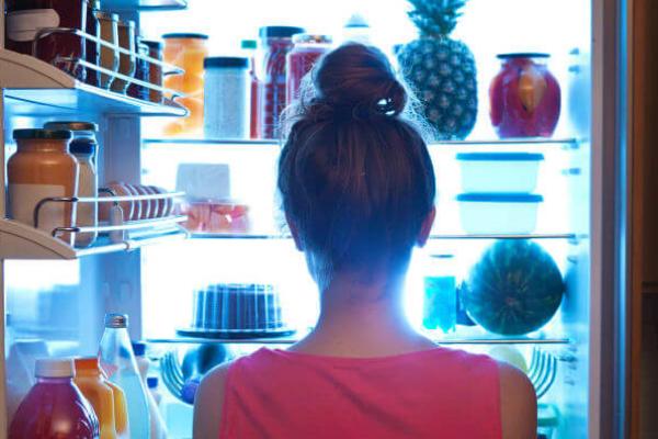 Жінка перед холодильником