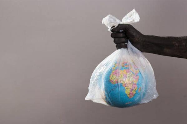 Земля у пластиковому пакеті
