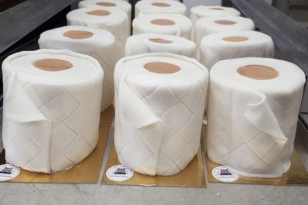 Торти у вигляді туалетного паперу
