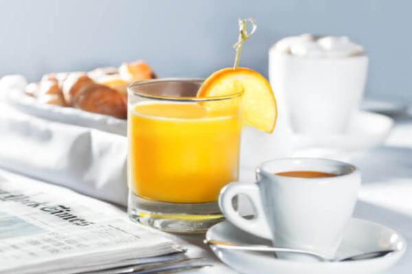 Сніданок з кавою та апельсиновим соком