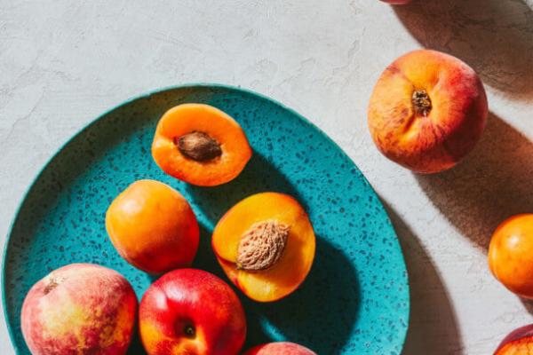 Персики, нектарини та абрикоси на тарілці