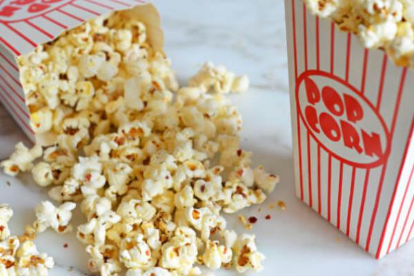 Не лише попкорн - що ще їдять в кінотеатрах у світі