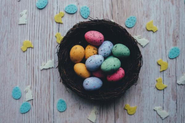 Миска з кольоровими яєчками