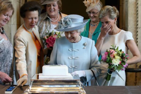Королева Єлизавета II і торт