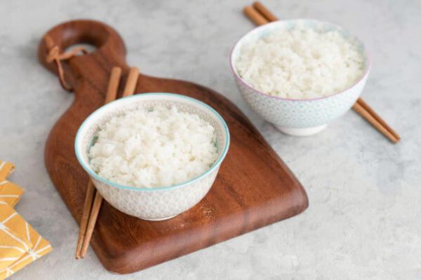 Білий рис, приготований на парі